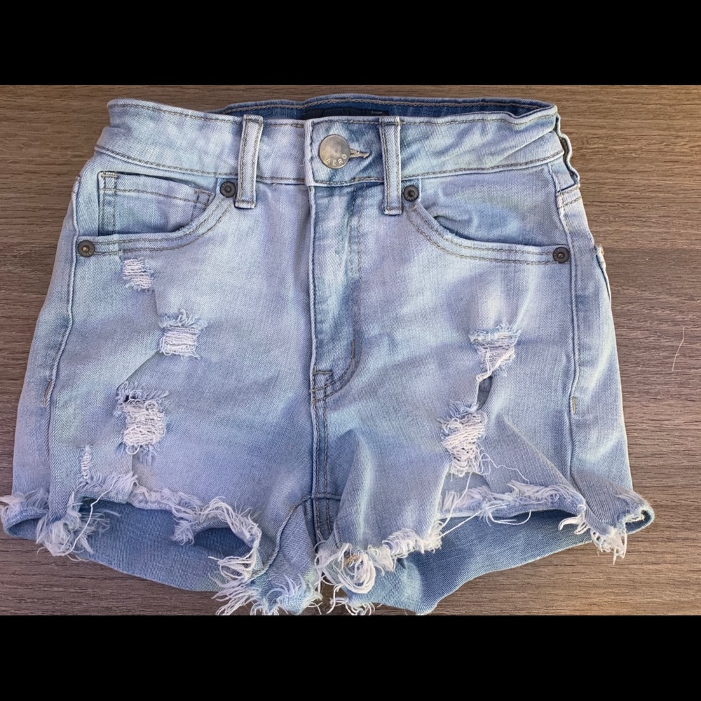 LIGHT AEROPOSTALE RIPPED BLUE JEAN SHORTS